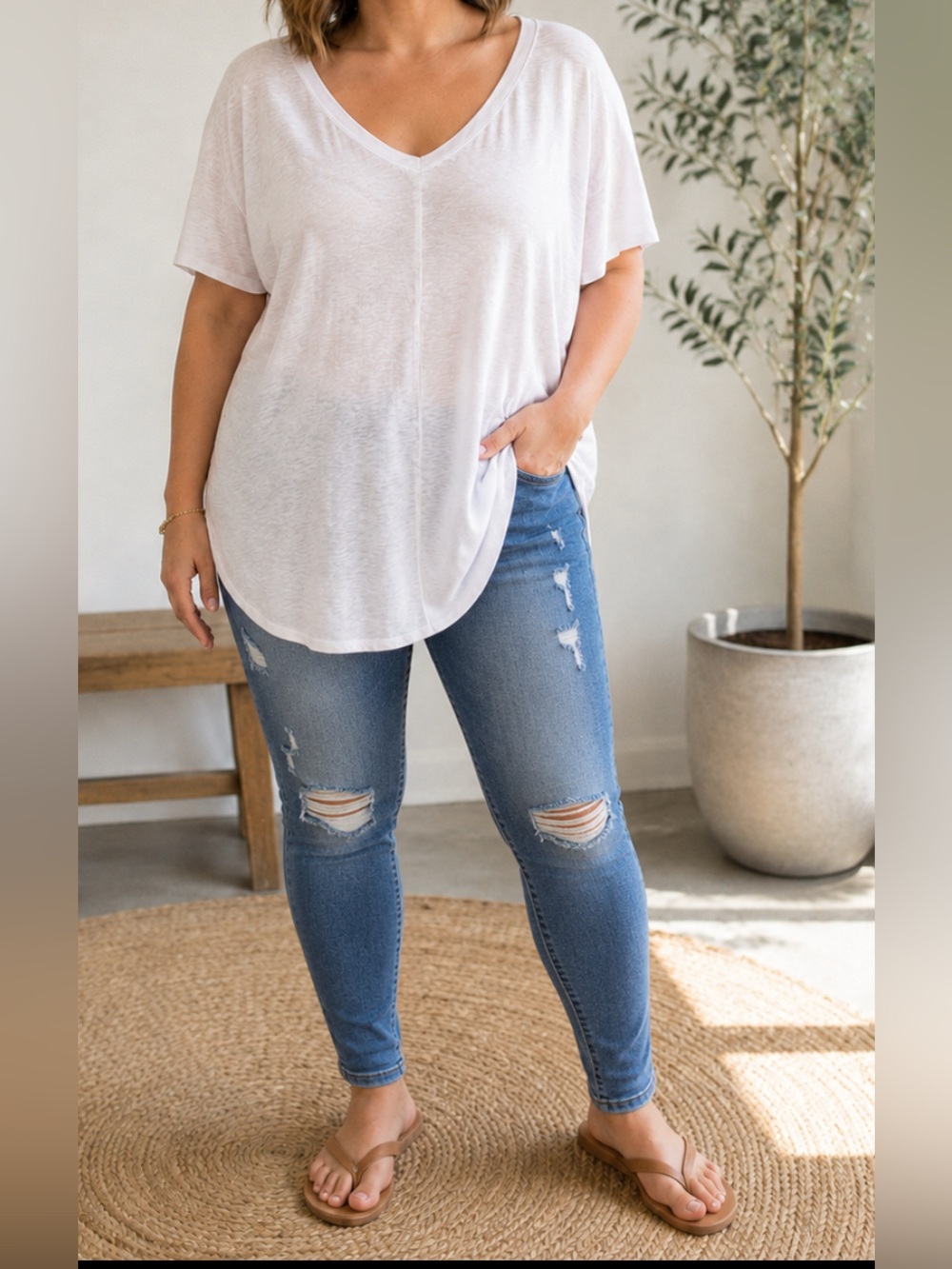 Tahari White V-Neck Short Sleeve Tee with Curved Hem. Size 1X NWT